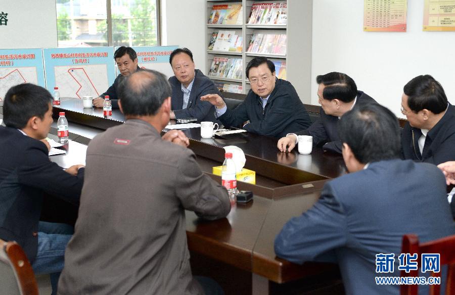 這是5月9日，張德江到湖州市妙西鎮(zhèn)調(diào)研，與基層人大代表座談。新華社記者 馬占成 攝 