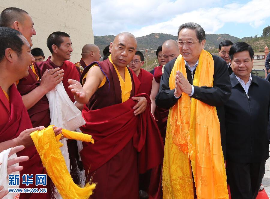 這是5月16日，俞正聲在松贊林寺看望宗教界人士。 新華社記者 劉衛(wèi)兵 攝