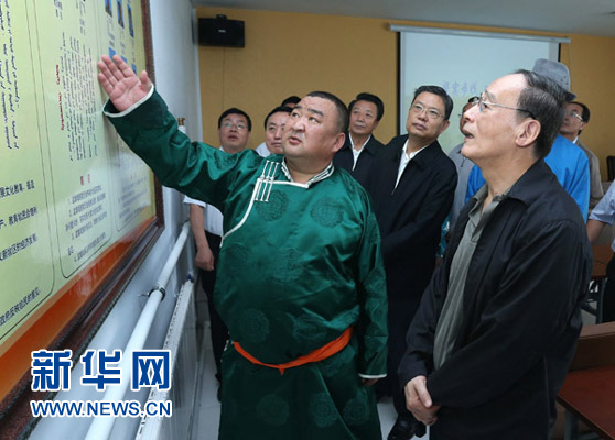 這是7月3日，王岐山在巴彥德力格爾嘎查&ldquo;兩委&rdquo;活動室了解基層黨建情況。新華社記者 龐興雷 攝