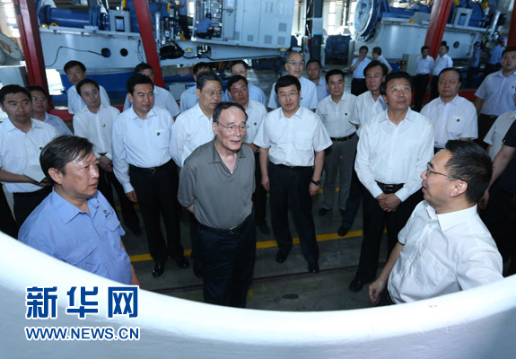 這是7月3日，王岐山在內(nèi)蒙古海裝風(fēng)電設(shè)備有限公司考察。新華社記者 龐興雷 攝 