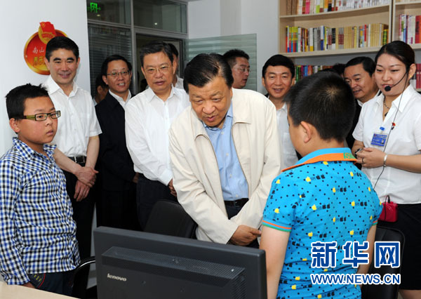 7月17日至19日，中共中央政治局常委、中央書記處書記劉云山在青海調(diào)研。這是7月18日，劉云山在西寧市南山西社區(qū)調(diào)研。 新華社記者饒愛民 攝