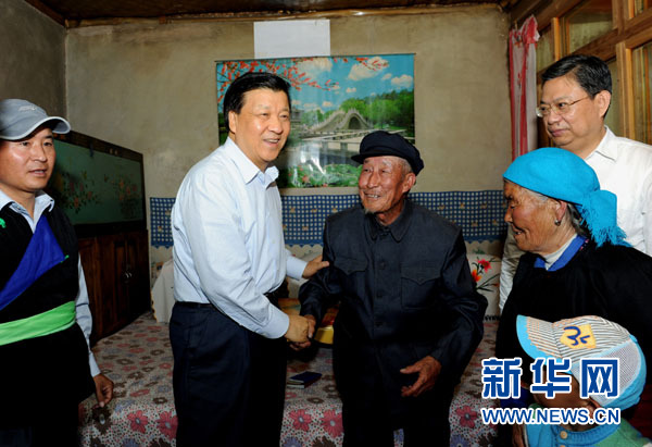 7月17日至19日，中共中央政治局常委、中央書記處書記劉云山在青海調(diào)研。這是7月17日，劉云山在海東市互助土族自治縣東山鄉(xiāng)白牙合村看望老黨員。新華社記者 饒愛民 攝