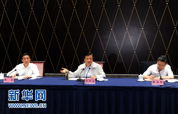 部分省區(qū)市教育實(shí)踐活動(dòng)工作座談會(huì)近日先后在西寧、上海召開(kāi)，中共中央政治局常委、中央黨的群眾路線教育實(shí)踐活動(dòng)領(lǐng)導(dǎo)小組組長(zhǎng)劉云山出席并講話。這是7月23日，劉云山出席上海座談會(huì)并講話。新華社記者 饒愛(ài)民 攝 