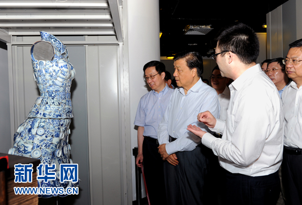 這是7月22日，劉云山在上海國(guó)家對(duì)外文化貿(mào)易基地調(diào)研。新華社記者 饒愛(ài)民 攝 