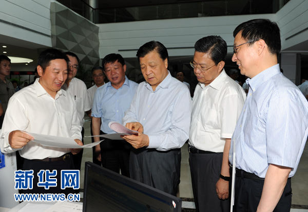  7月22日至23日，中共中央政治局常委、中央書(shū)記處書(shū)記劉云山在上海調(diào)研。這是7月22日，劉云山在中國(guó)（上海）自貿(mào)試驗(yàn)區(qū)外高橋綜合服務(wù)大廳調(diào)研。新華社記者 饒愛(ài)民 攝 