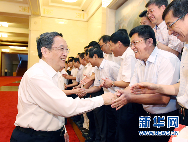 會(huì)前，俞正聲、張高麗接見援藏干部代表，向參加對(duì)口支援西藏工作的各地區(qū)各部門各單位和廣大援藏干部表示誠(chéng)摯問候。新華社記者 姚大偉 攝