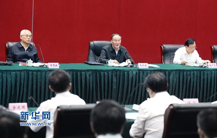 5月8日至10日，中共中央政治局常委、中央紀委書記王岐山到浙江省調(diào)研，并主持召開部分省區(qū)市紀委書記座談會。這是5月9日，王岐山在嘉興主持召開部分省區(qū)市紀委書記座談會。新華社記者 姚大偉 攝 