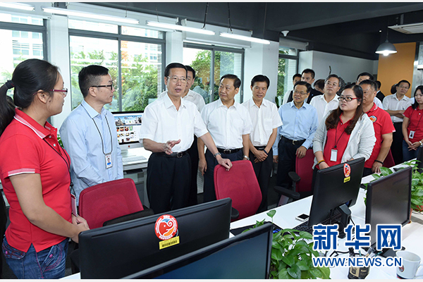 9月16日至18日，中共中央政治局常委、國務院副總理張高麗在廣西調研。這是9月17日，張高麗在南寧美麗傳說公司調研承接產業(yè)轉移和開展跨境電子商務情況。 新華社記者張鐸攝 