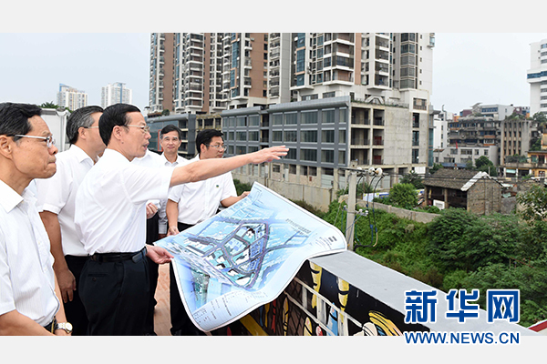 9月16日至18日，中共中央政治局常委、國務院副總理張高麗在廣西調研。這是9月16日，張高麗實地考察南寧水街棚戶區(qū)改造項目現(xiàn)場。 新華社記者張鐸攝 