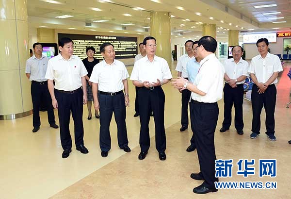 9月16日至18日，中共中央政治局常委、國務院副總理張高麗在廣西調研。這是9月17日，張高麗在南寧市公共資源交易中心對外服務大廳了解自治區(qū)簡政放權有關工作。 新華社記者張鐸攝