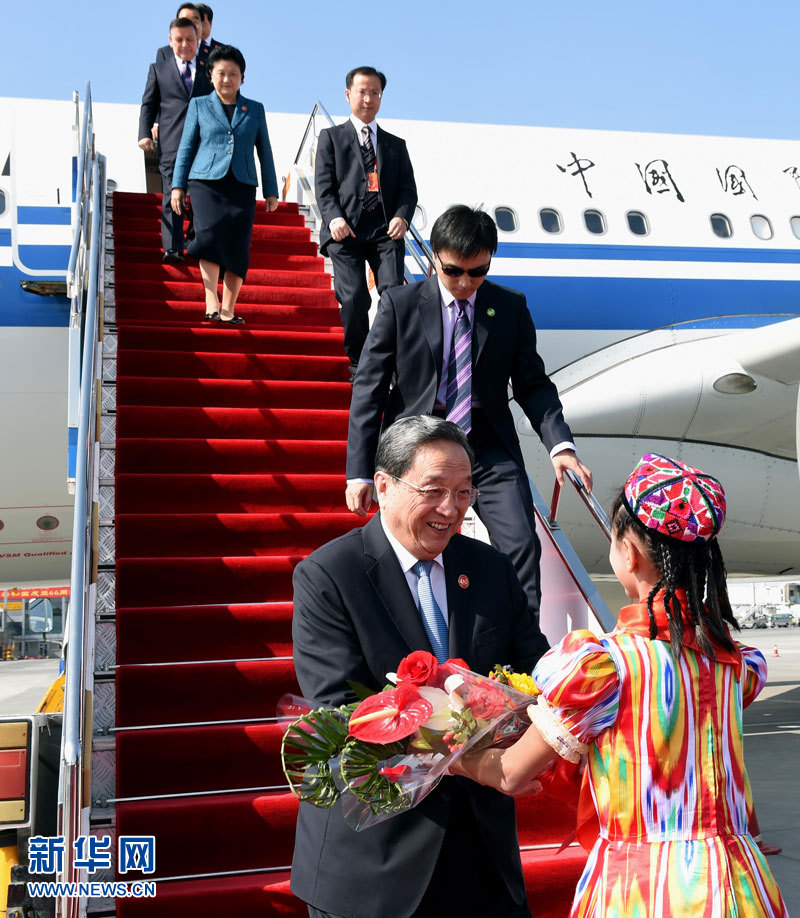 9月25日，以中共中央政治局常委、全國政協(xié)主席俞正聲為團長的中央代表團飛抵烏魯木齊，出席新疆維吾爾自治區(qū)成立60周年慶?；顒?。新華社記者 饒愛民 攝