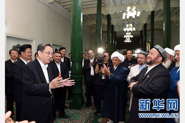 9月26日，中共中央政治局常委、全國政協(xié)主席、中央代表團(tuán)團(tuán)長俞正聲率中央代表團(tuán)部分成員赴喀什看望各族干部群眾。這是俞正聲等來到喀什市艾提尕爾清真寺，與喀什地區(qū)宗教人士代表交流。新華社記者 饒愛民 攝  