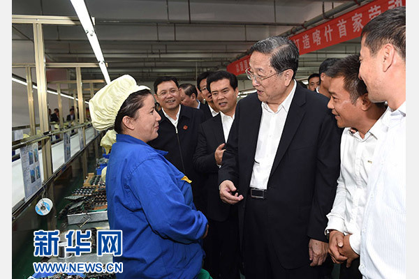 這是俞正聲等在喀什經(jīng)濟(jì)開發(fā)區(qū)深圳產(chǎn)業(yè)園視察電子產(chǎn)品生產(chǎn)線，并與現(xiàn)場工人親切交流。新華社記者 饒愛民 攝