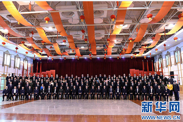 這是俞正聲同喀什地區(qū)有關(guān)負(fù)責(zé)同志、各界人士代表、援疆干部代表合影留念。新華社記者 饒愛民 攝