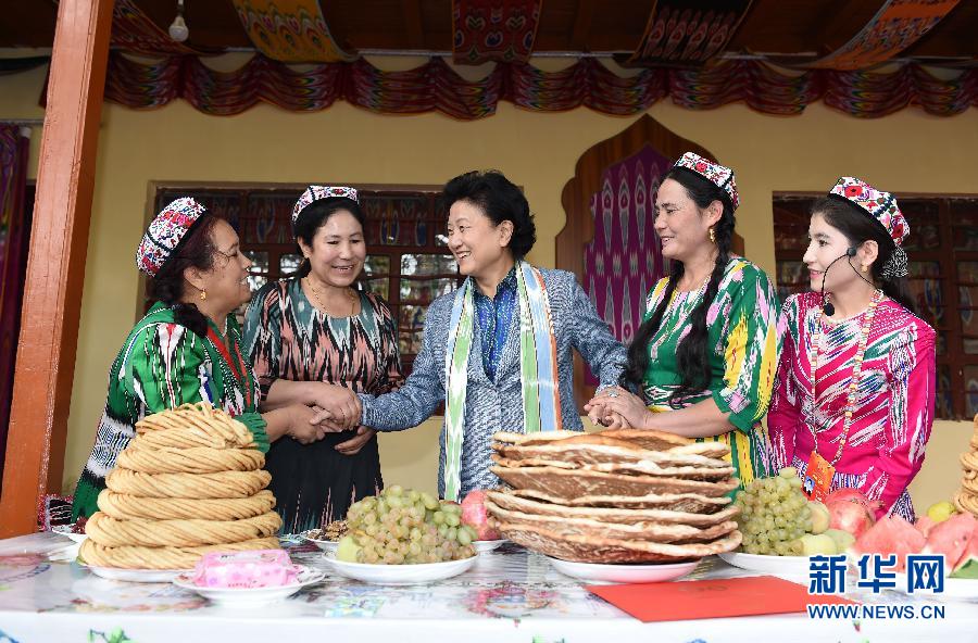 　9月26日，中共中央政治局委員、國務(wù)院副總理、中央代表團副團長劉延?xùn)|率中央代表團分團到和田地區(qū)看望慰問各族干部群眾。這是劉延?xùn)|在和田市吉亞鄉(xiāng)喀勒塔吐格曼村與維吾爾族群眾在一起。新華社記者張領(lǐng)攝