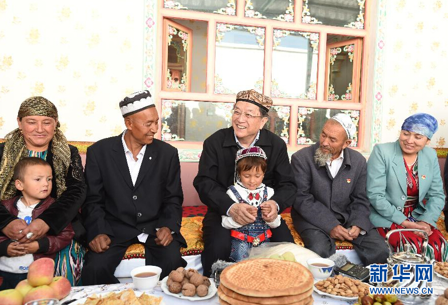9月27日，中共中央政治局常委、全國(guó)政協(xié)主席、中央代表團(tuán)團(tuán)長(zhǎng)俞正聲率中央代表團(tuán)部分成員赴喀什地區(qū)莎車(chē)縣看望各族干部群眾。這是俞正聲在莎車(chē)縣艾力西湖鎮(zhèn)21村看望維吾爾族村民阿布來(lái)提&middot;阿不力孜一家。新華社記者 高潔 攝
