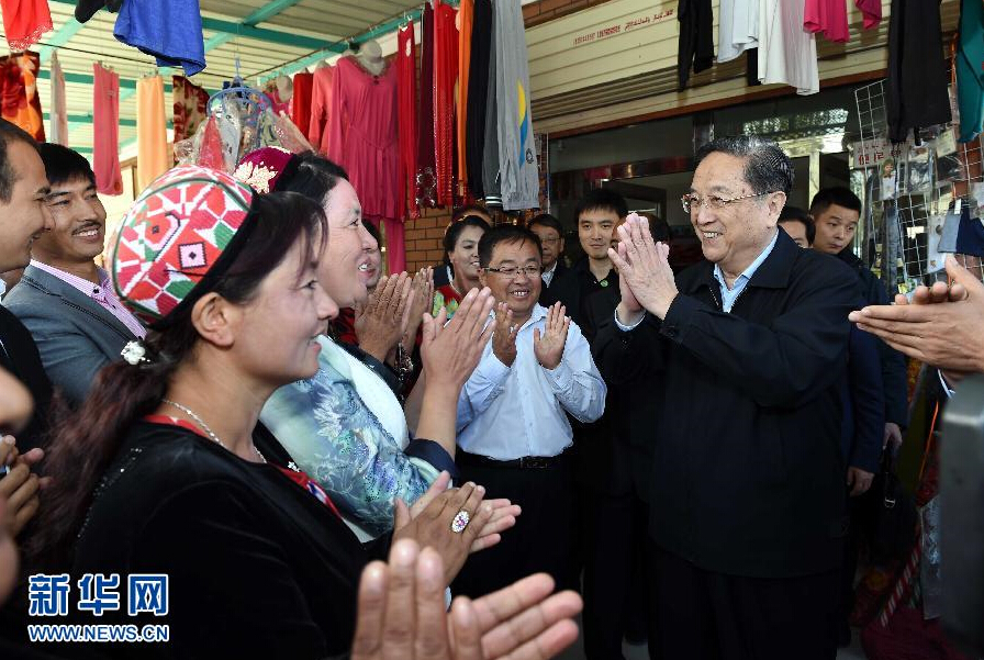 9月27日，中共中央政治局常委、全國(guó)政協(xié)主席、中央代表團(tuán)團(tuán)長(zhǎng)俞正聲率中央代表團(tuán)部分成員赴喀什地區(qū)莎車(chē)縣看望各族干部群眾。這是俞正聲在莎車(chē)縣艾力西湖鎮(zhèn)21村看望慰問(wèn)維吾爾族群眾。新華社記者 饒愛(ài)民 攝