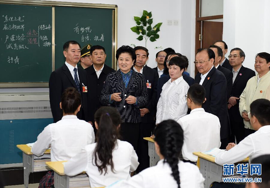 9月27日，中共中央政治局委員、國(guó)務(wù)院副總理、中央代表團(tuán)副團(tuán)長(zhǎng)劉延?xùn)|率中央代表團(tuán)分團(tuán)，帶著黨中央、國(guó)務(wù)院的親切關(guān)懷和全國(guó)各族人民的深切情誼，來到和田地區(qū)、阿克蘇地區(qū)慰問各族干部群眾，并祝賀大家中秋節(jié)快樂。這是劉延?xùn)|視察對(duì)口援建的和田天津中學(xué)。新華社記者 張領(lǐng) 攝