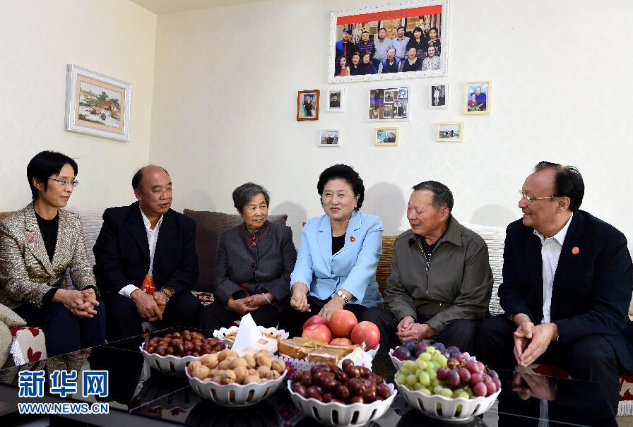 9月27日，中共中央政治局委員、國(guó)務(wù)院副總理、中央代表團(tuán)副團(tuán)長(zhǎng)劉延?xùn)|率中央代表團(tuán)分團(tuán)，帶著黨中央、國(guó)務(wù)院的親切關(guān)懷和全國(guó)各族人民的深切情誼，來到和田地區(qū)、阿克蘇地區(qū)慰問各族干部群眾，并祝賀大家中秋節(jié)快樂。這是劉延?xùn)|來到新疆生產(chǎn)建設(shè)兵團(tuán)第一師五團(tuán)團(tuán)場(chǎng)退休職工包春祥家中慰問。新華社記者 張領(lǐng) 攝