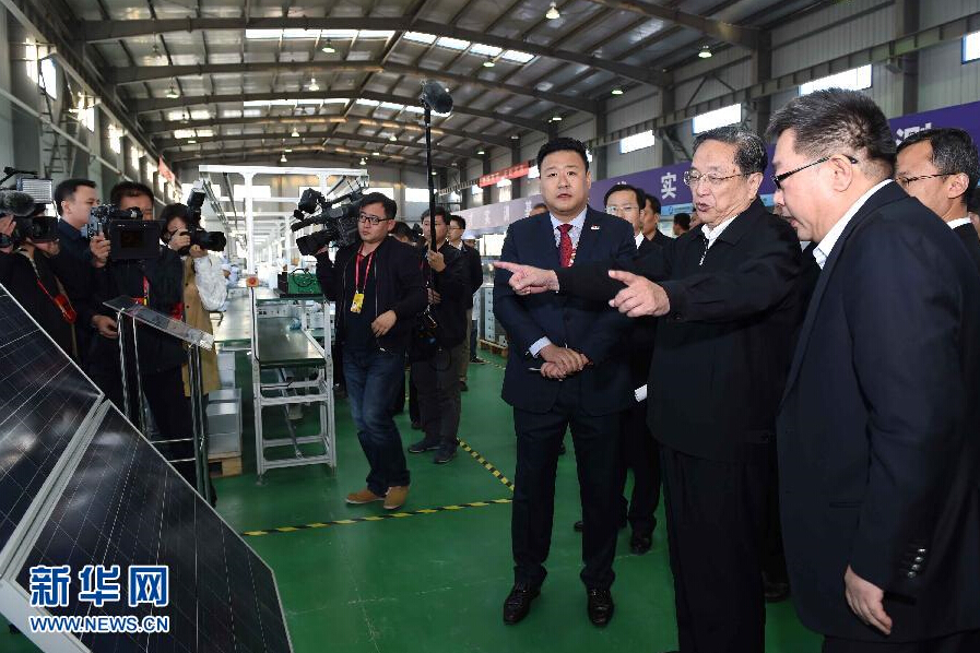 9月28日，中共中央政治局常委、全國政協(xié)主席、中央代表團(tuán)團(tuán)長俞正聲率中央代表團(tuán)部分成員赴祖國最西端的新疆克孜勒蘇柯爾克孜自治州看望慰問各族干部群眾。這是俞正聲來到阿圖什市昆山產(chǎn)業(yè)園新疆中興能源公司視察工作。新華社記者 饒愛民 攝