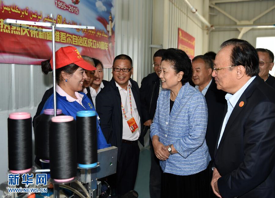 9月28日，中共中央政治局委員、國(guó)務(wù)院副總理、中央代表團(tuán)副團(tuán)長(zhǎng)劉延?xùn)|率中央代表團(tuán)分團(tuán)赴阿克蘇地區(qū)、伊犁哈薩克自治州慰問(wèn)，與各族干部群眾共度節(jié)日、共享歡樂(lè)。這是劉延?xùn)|在阿克蘇紡織工業(yè)城慰問(wèn)棉紡工人。新華社記者張領(lǐng)攝