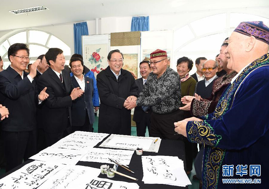 9月29日，中共中央政治局常委、全國政協(xié)主席、中央代表團團長俞正聲率中央代表團部分成員赴阿勒泰地區(qū)看望各族干部群眾。這是俞正聲來到阿勒泰地區(qū)老年人活動中心，觀看老同志書畫展，同老同志親切交談。新華社記者 高潔 攝