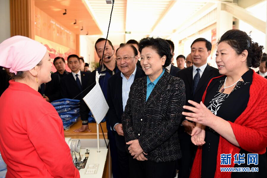 9月29日，中共中央政治局委員、國務院副總理、中央代表團副團長劉延東率中央代表團分團在伊犁哈薩克自治州看望慰問各族干部群眾。這是劉延東來到伊寧市坤漠服裝有限公司考察慰問，與維吾爾族女工阿里雅&middot;克里木親切交談。新華社記者張領攝