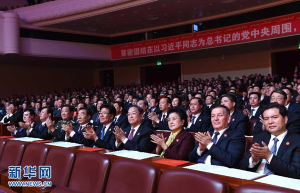     9月30日，慶祝新疆維吾爾自治區(qū)成立60周年文藝晚會《新疆禮贊》在新疆人民會堂精彩呈現(xiàn)。中共中央政治局常委、全國政協(xié)主席、中央代表團團長俞正聲，與2000余名各族群眾代表一起觀看演出。新華社記者 饒愛民 攝