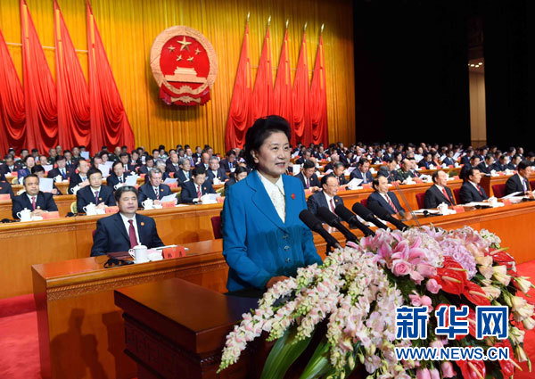 10月1日，慶祝中華人民共和國成立66周年暨新疆維吾爾自治區(qū)成立60周年大會在新疆人民會堂隆重舉行。這是中共中央政治局委員、國務(wù)院副總理、中央代表團副團長劉延?xùn)|宣讀中共中央、全國人大常委會、國務(wù)院、全國政協(xié)、中央軍委關(guān)于慶祝新疆維吾爾自治區(qū)成立60周年的賀電。新華社記者 饒愛民 攝 