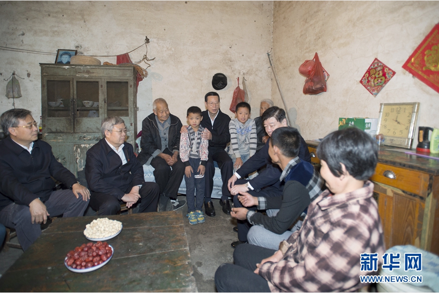 10月22日至23日，中共中央政治局常委、國(guó)務(wù)院副總理張高麗在山東調(diào)研扶貧工作情況。這是10月22日，張高麗在菏澤市巨野縣田莊鎮(zhèn)后屯村入戶(hù)看望生活困難村民。 新華社記者 王曄 攝