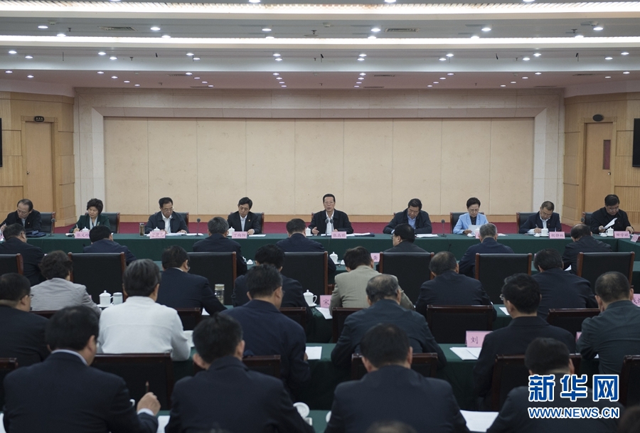 10月22日至23日，中共中央政治局常委、國(guó)務(wù)院副總理張高麗在山東調(diào)研扶貧工作情況。這是10月23日，張高麗在菏澤市主持召開(kāi)扶貧工作座談會(huì)。 新華社記者 王曄 攝