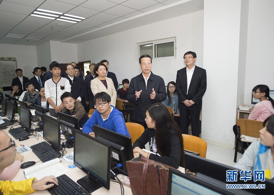 10月22日至23日，中共中央政治局常委、國(guó)務(wù)院副總理張高麗在山東調(diào)研扶貧工作情況。這是10月22日，張高麗在濟(jì)寧市惠普軟件人才實(shí)訓(xùn)基地調(diào)研教育培訓(xùn)脫貧有關(guān)情況。 新華社記者 王曄 攝