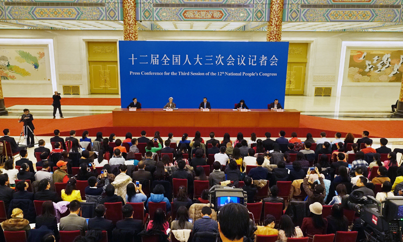 3月15日，國務院總理李克強在北京人民大會堂與中外記者見面，并回答記者提問。新華社記者 李賀 攝