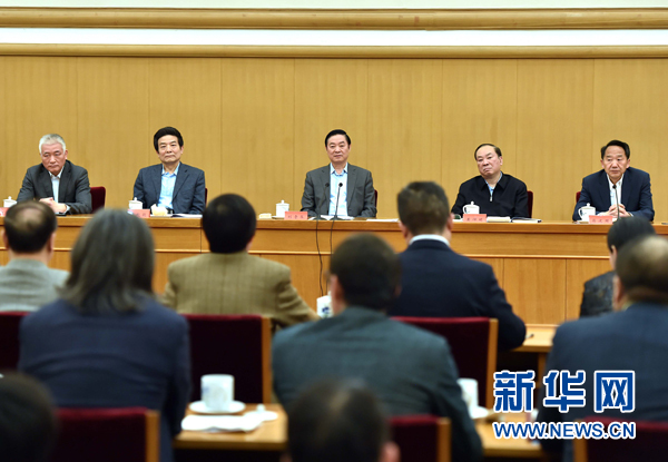 4月8日，中共中央政治局委員、中央書記處書記、中宣部部長(zhǎng)劉奇葆在北京同講好中國(guó)故事專家學(xué)者、文化交流使者研討班學(xué)員座談。 新華社記者李濤 攝