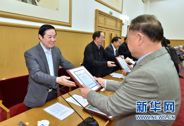 4月8日，中共中央政治局委員、中央書記處書記、中宣部部長(zhǎng)劉奇葆在北京同講好中國(guó)故事專家學(xué)者、文化交流使者研討班學(xué)員座談。這是劉奇葆在座談會(huì)上向獲得講好中國(guó)故事文化交流使者稱號(hào)的代表頒發(fā)證書。新華社記者 李濤 攝