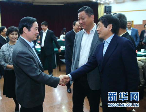 4月12日，中共中央政治局委員、中央書記處書記、中宣部部長劉奇葆在北京出席&ldquo;走向世界的中國兒童文學(xué)&rdquo;座談會(huì)并講話。這是座談會(huì)后，劉奇葆與國際安徒生獎(jiǎng)獲得者、兒童文學(xué)作家曹文軒握手。新華社記者丁海濤攝