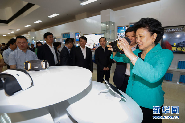 5月8日，中共中央政治局委員、國務(wù)院副總理劉延?xùn)|在天津出席2016年職業(yè)教育活動周啟動儀式暨全國職業(yè)院校技能大賽開幕式。這是劉延?xùn)|（右一）在天津廣播電視大學(xué)體驗區(qū)，通過全景VR設(shè)備體驗汽車修理培訓(xùn)課程。新華社記者 沈伯韓攝