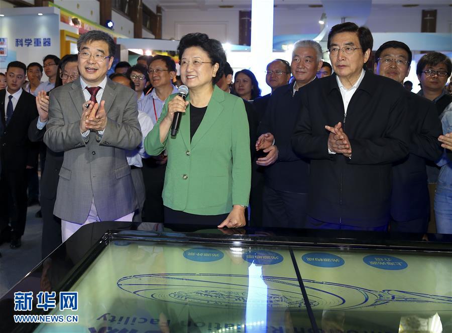 (新華網(wǎng))劉延?xùn)|、郭金龍參加2016年全國科技活動(dòng)周活動(dòng)