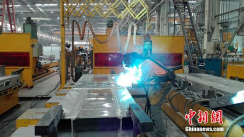 中車(chē)青島四方機(jī)車(chē)車(chē)輛股份有限公司&ldquo;80后&rdquo;高級(jí)技師張合禮在車(chē)間焊接鋼縫。