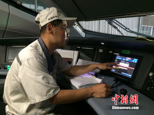 中車青島四方機(jī)車車輛股份有限公司高鐵調(diào)試高級(jí)技師周勇在演示調(diào)試過程。中新網(wǎng) 邱宇 攝