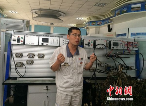 周勇在工作室介紹設(shè)備。中新網(wǎng) 邱宇攝