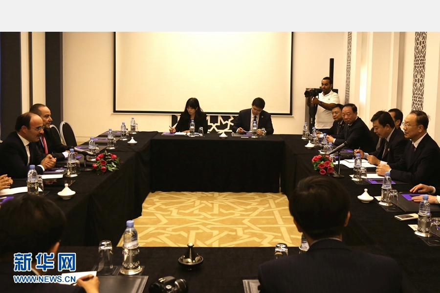 9月19日，在摩洛哥首都拉巴特，中共中央書(shū)記處書(shū)記、全國(guó)政協(xié)副主席杜青林（右一）會(huì)見(jiàn)摩洛哥真實(shí)性與現(xiàn)代黨總書(shū)記奧馬里（左一）。應(yīng)摩洛哥參議院邀請(qǐng)，中共中央書(shū)記處書(shū)記、全國(guó)政協(xié)副主席杜青林于18日至20日率中共代表團(tuán)訪摩，分別會(huì)見(jiàn)政府首腦本&middot;基蘭、參議長(zhǎng)本希馬、真實(shí)性與現(xiàn)代黨總書(shū)記奧馬里等。新華社記者劉鍇攝