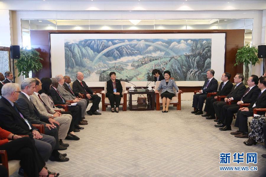 9月28日，國際醫(yī)學科學院組織2016年全體成員大會在北京舉行。國務院副總理劉延東出席會議并作主旨報告。會前，劉延東集體會見出席大會的主要嘉賓。新華社記者劉衛(wèi)兵攝 