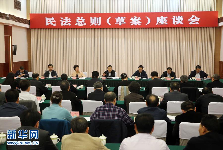 這是11月23日，張德江在成都主持召開(kāi)座談會(huì)，11個(gè)?。▍^(qū)、市）人大常委會(huì)負(fù)責(zé)同志、部分全國(guó)人大代表、法律工作者及專家學(xué)者參加會(huì)議。新華社記者 劉衛(wèi)兵 攝 