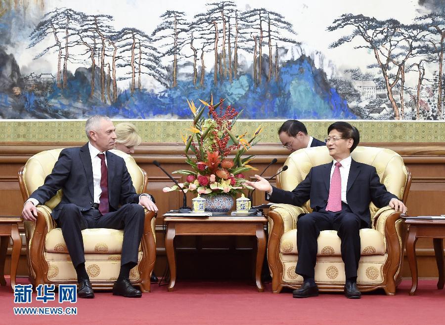 11月25日，中共中央政治局委員、中央政法委書(shū)記孟建柱在北京會(huì)見(jiàn)白俄羅斯總統(tǒng)辦公廳副主任米茨克維奇。 新華社記者燕雁攝 
