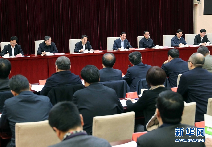 12月10日，中宣部在北京召開學(xué)習(xí)貫徹習(xí)近平總書記在中國(guó)文聯(lián)十大、中國(guó)作協(xié)九大開幕式上和會(huì)見中國(guó)記協(xié)第九屆理事會(huì)代表時(shí)重要講話精神座談會(huì)。中共中央政治局委員、中央書記處書記、中宣部部長(zhǎng)劉奇葆出席會(huì)議并講話。新華社記者 劉衛(wèi)兵 攝 