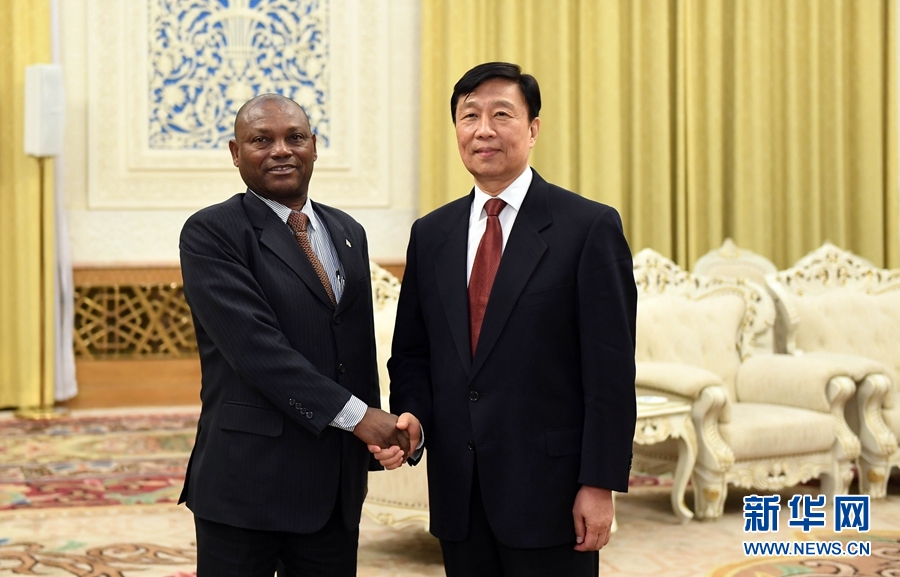 12月26日，國家副主席李源潮在北京會(huì)見圣多美和普林西比外交和海外僑民部部長(zhǎng)博特略。 新華社記者 張鐸 攝