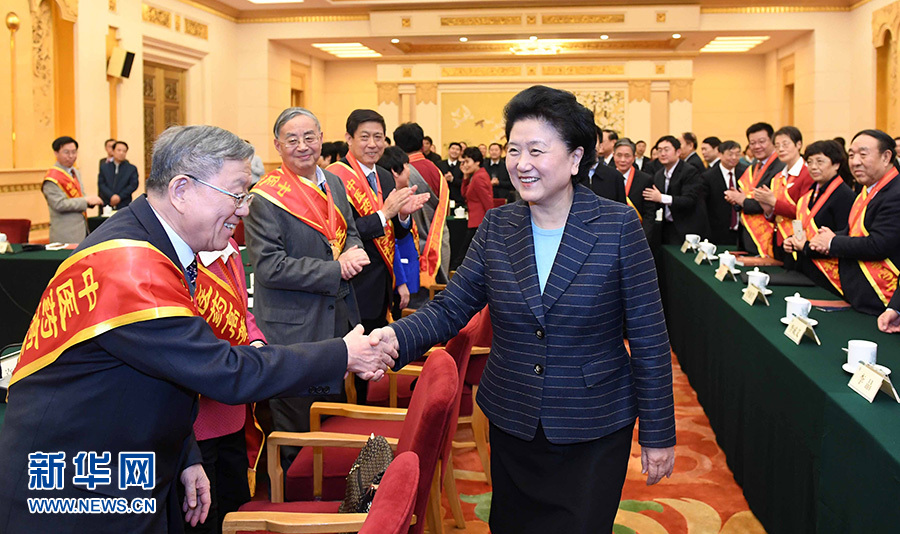 12月29日，中共中央政治局委員、國(guó)務(wù)院副總理劉延?xùn)|在北京與中醫(yī)藥高等學(xué)校教學(xué)名師座談。這是座談會(huì)前，劉延?xùn)|與獲得表彰的教師握手。新華社記者 張鐸 攝