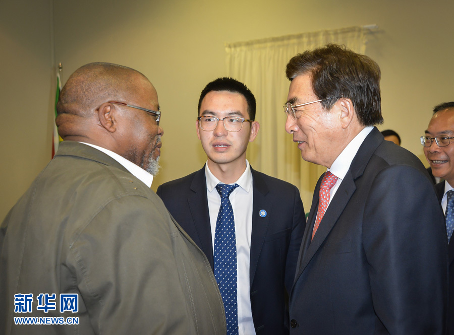 3月26日，中共中央政治局委員、北京市委書記郭金龍（前右）在南非約翰內(nèi)斯堡與執(zhí)政的南非非洲人國民大會總書記曼塔謝（前左）舉行工作會談。  新華社記者趙熙攝
