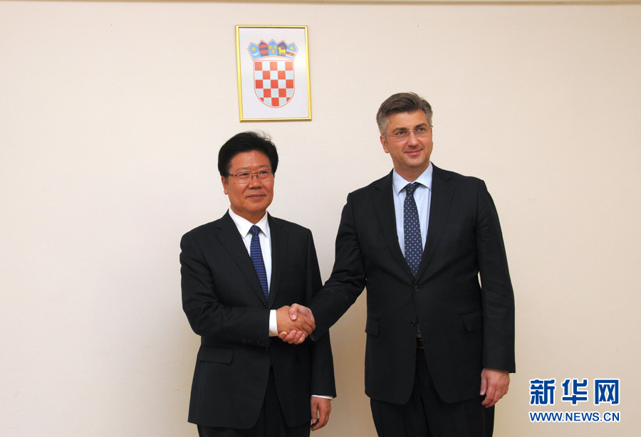 4月10日，克羅地亞民主共同體主席、政府總理普連科維奇（右）在薩格勒布會見中共中央政治局委員、中央黨的建設(shè)工作領(lǐng)導(dǎo)小組副組長張春賢。新華社記者薛群攝